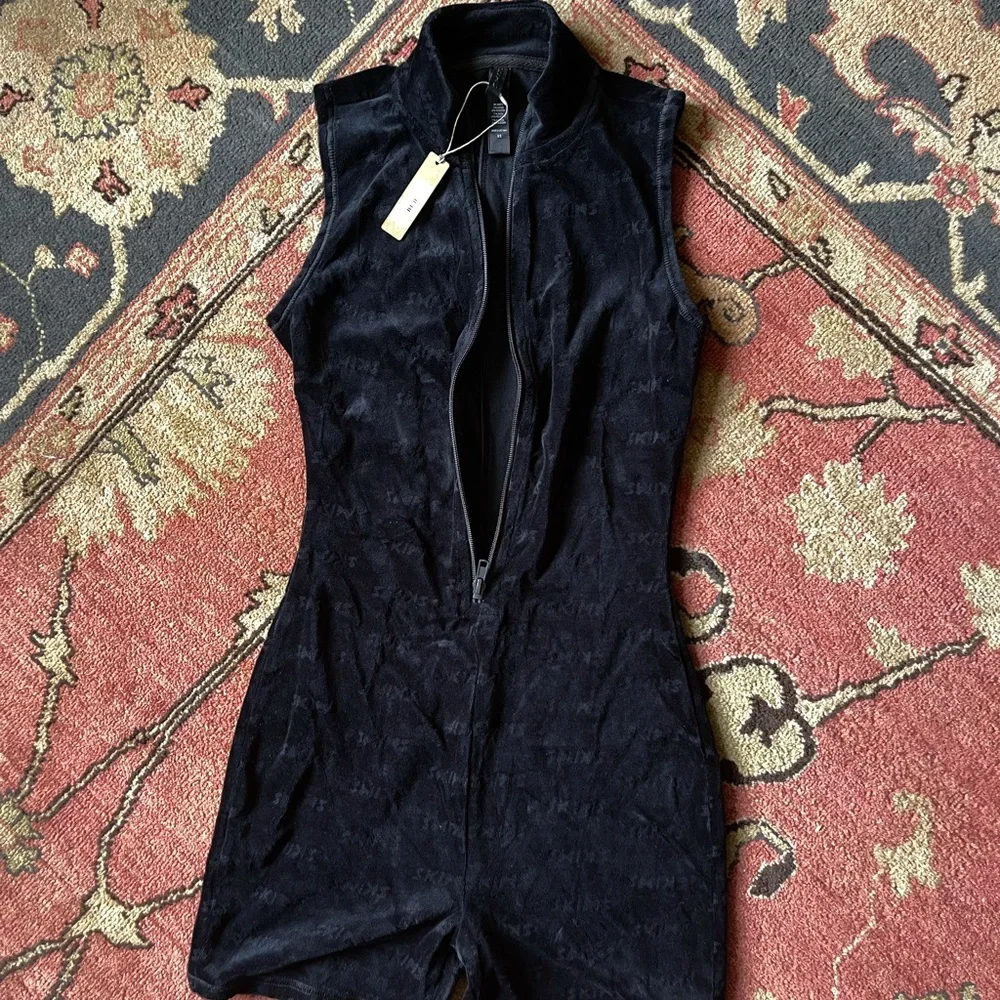 Skims logo velour short onsie - onyx - XS - Picture 6 of 6